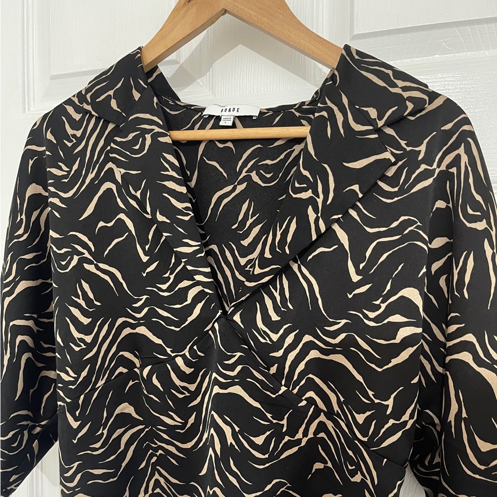 Ro & De V-neck Collared Top - Picture 3 of 9